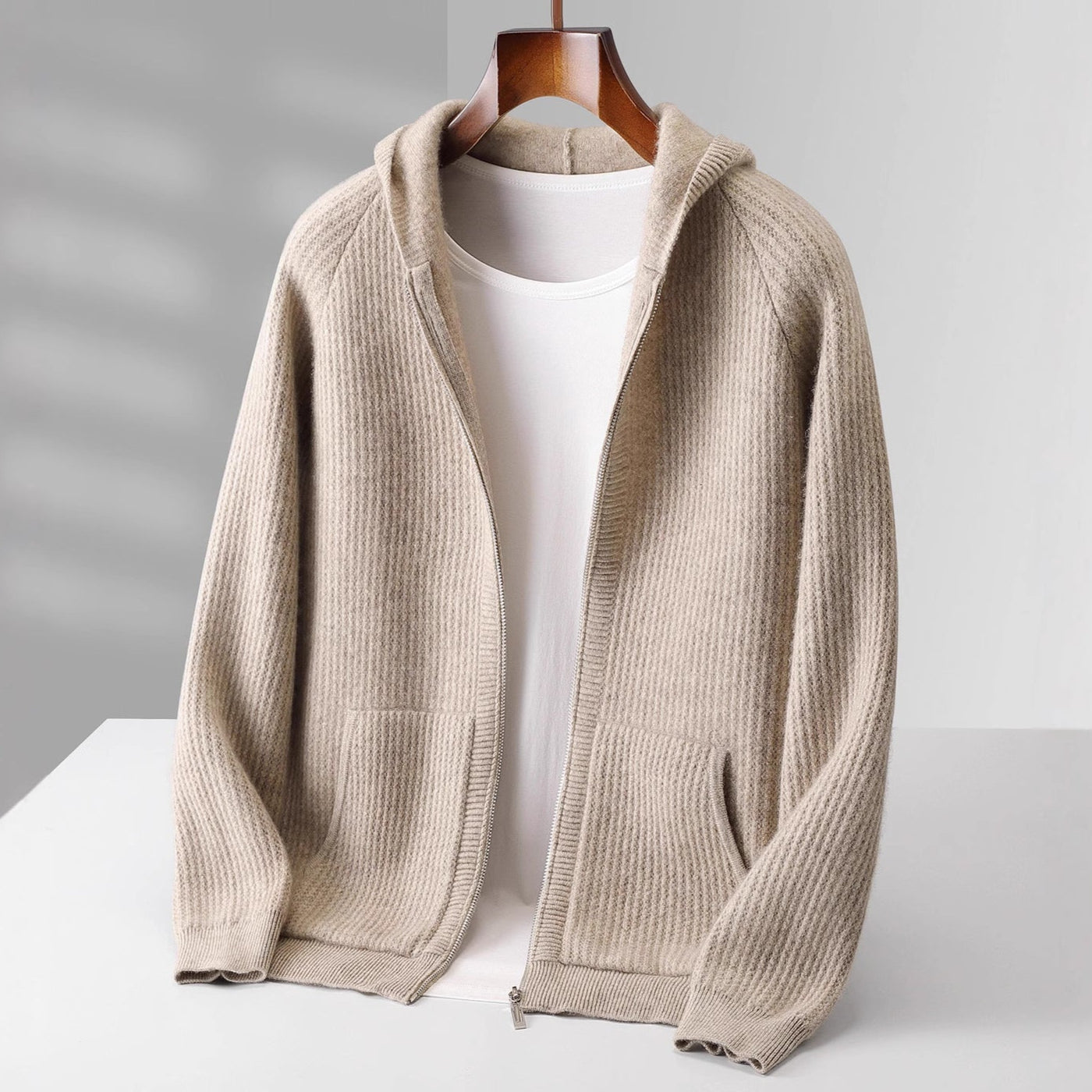 Hoodie en cachemire luxe Danoir Paris de couleur camel, douceur et élégance visible sur le tissu et la coupe du vêtement.