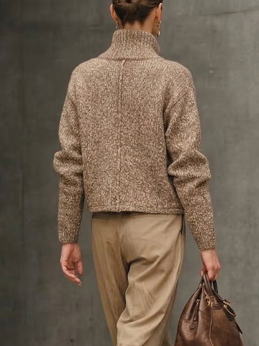 Gilet tricoté décontracté beige Danoir Paris porté par un mannequin, style confortable et élégant pour un look casual.