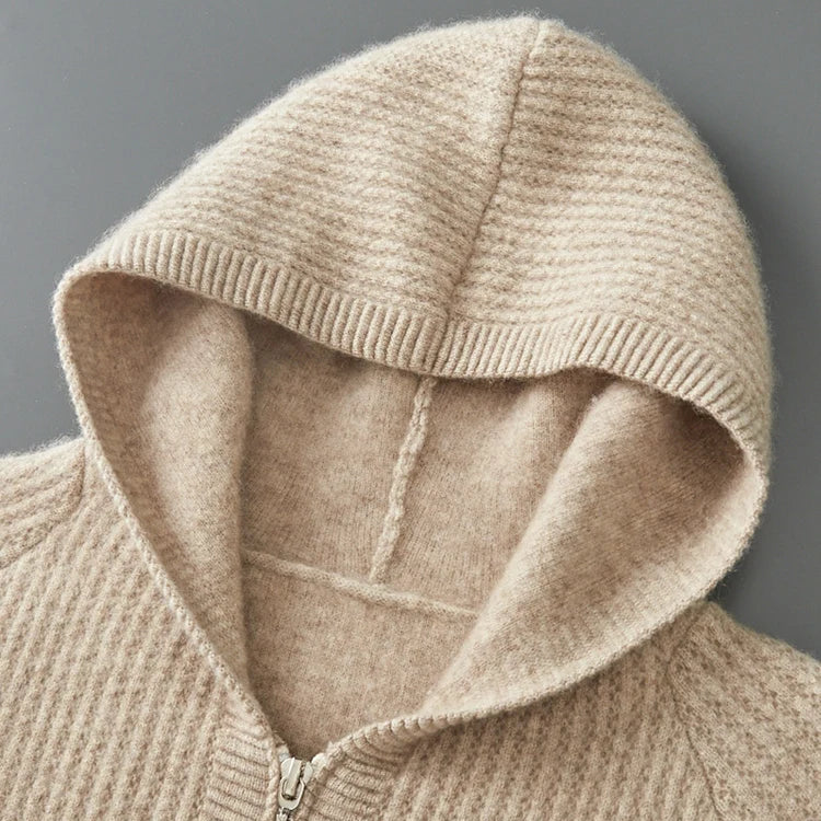 Sweat à capuche Robin en cachemire de luxe de Danoir Paris, couleur camel, tissu doux et élégant, porté sur mannequin.