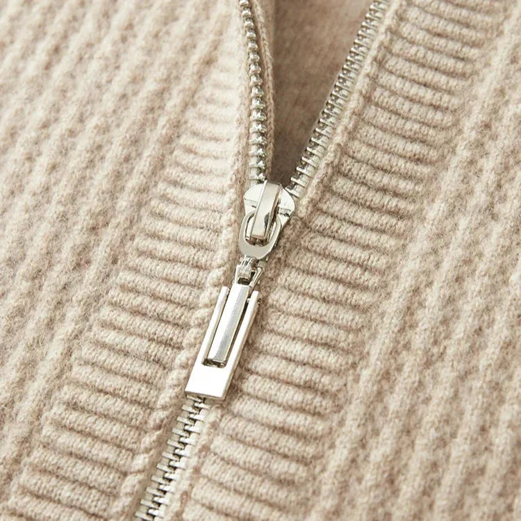 Hoodie en cachemire Danoir Paris Robin en cachemire de luxe, couleur camel, détail doux et élégant, porté par un mannequin.