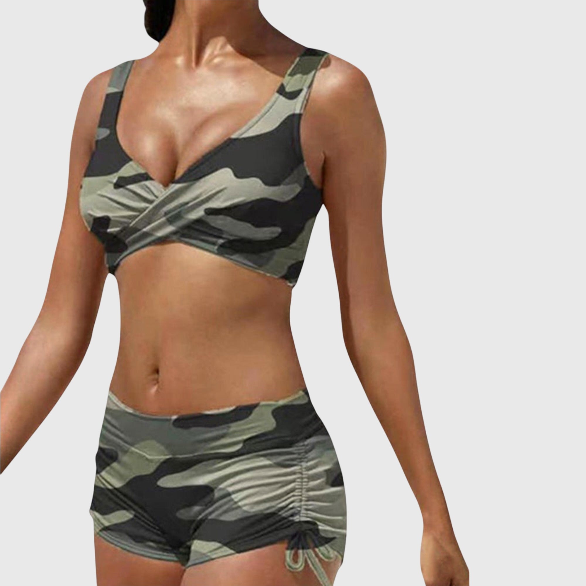 Maillot de bain bikini camouflage Anabella de Danoir Paris, style tendance, avec motifs modernes, porté sur une modèle en extérieur.
