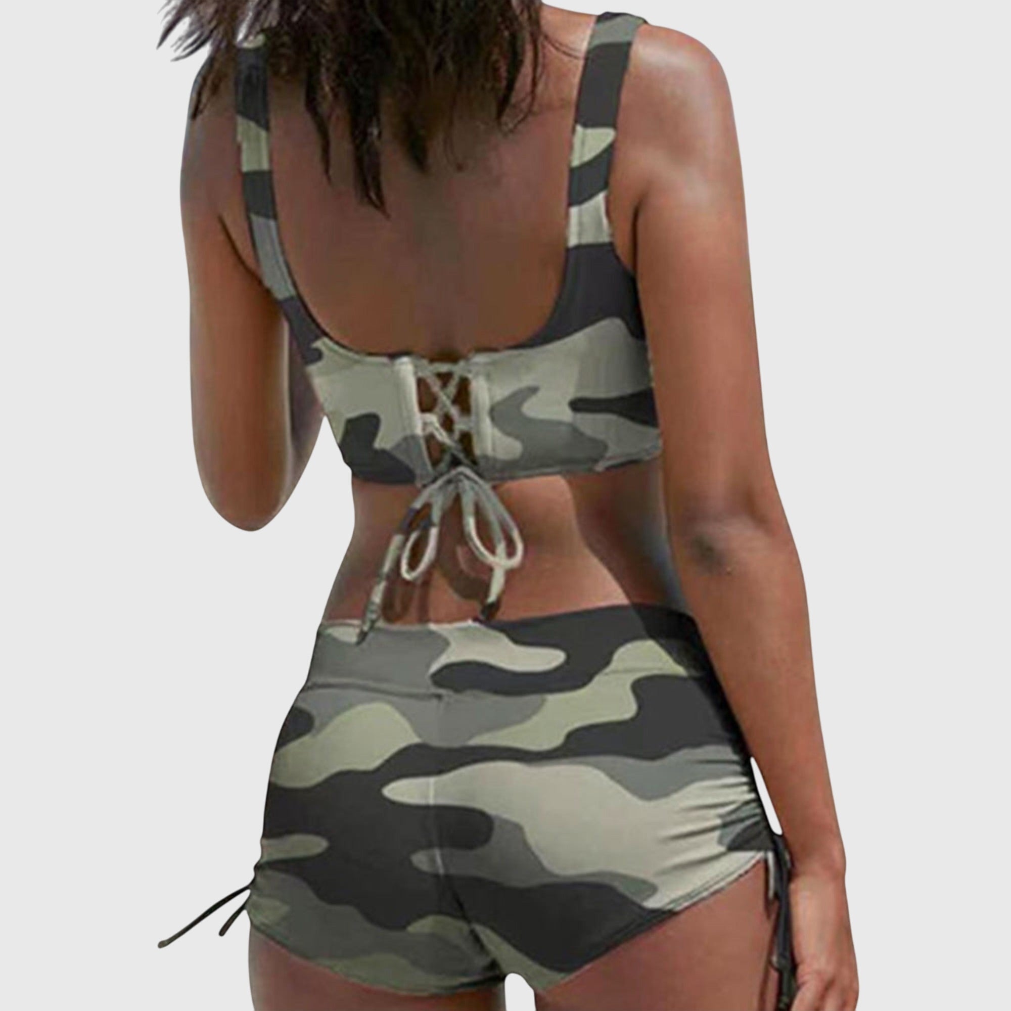 Bikini stylé Anabella de Danoir Paris avec motif camouflage, deux pièces, haut et bas assortis, parfait pour la plage.