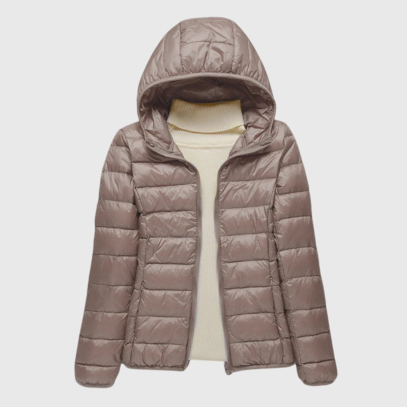 Veste matelassée ultra-légère Lily™ de Danoir Paris avec capuche bleu foncé, vue de face sur un fond neutre.