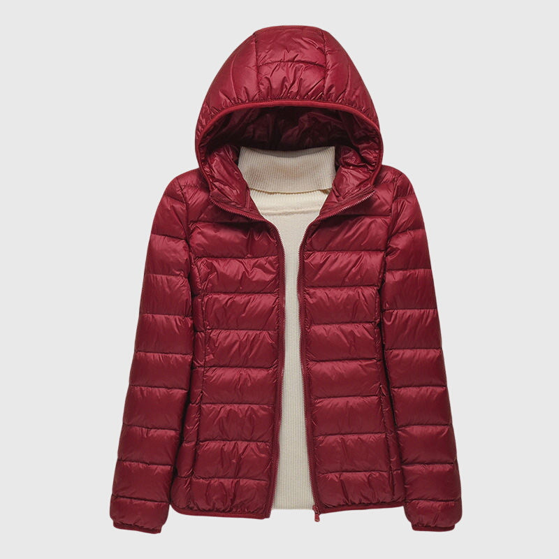 Veste matelassée ultra-légère Lily™ de Danoir Paris avec capuche bleue foncée, vue de face.