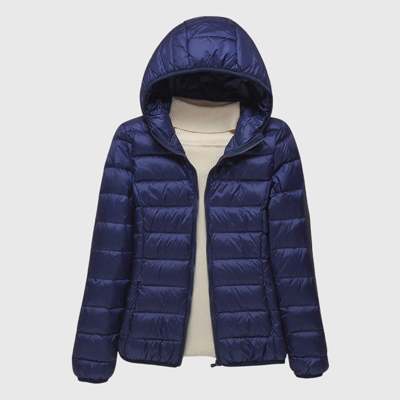 Veste matelassée ultra-légère Lily™ de Danoir Paris avec capuche en tissu bleu foncé, vue de face.