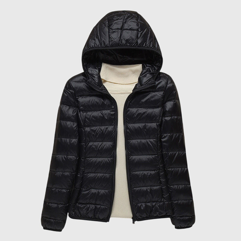 Veste matelassée ultra-légère Lily™ de Danoir Paris avec capuche bleu foncé, légère et confortable pour l'hiver.