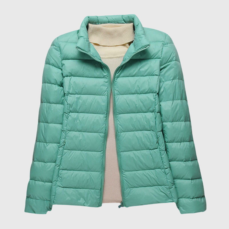 Veste matelassée ultra-légère Lily™ de Danoir Paris avec capuche bleue foncée, vue de face.