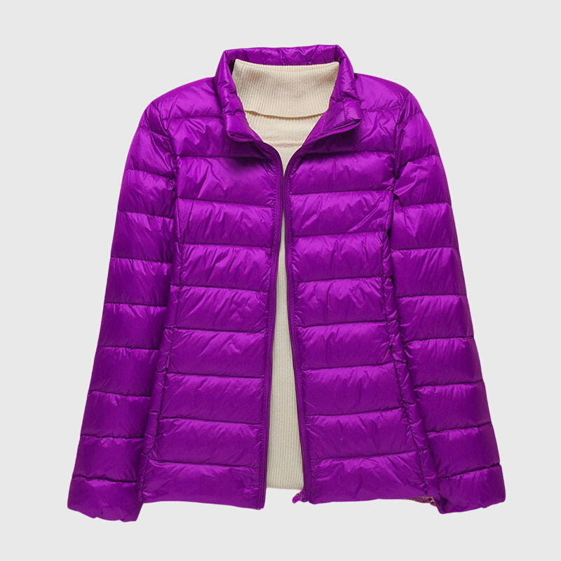 Veste matelassée ultra-légère Lily™ de Danoir Paris avec capuche bleue foncée, parfaite pour un style décontracté et chaud.