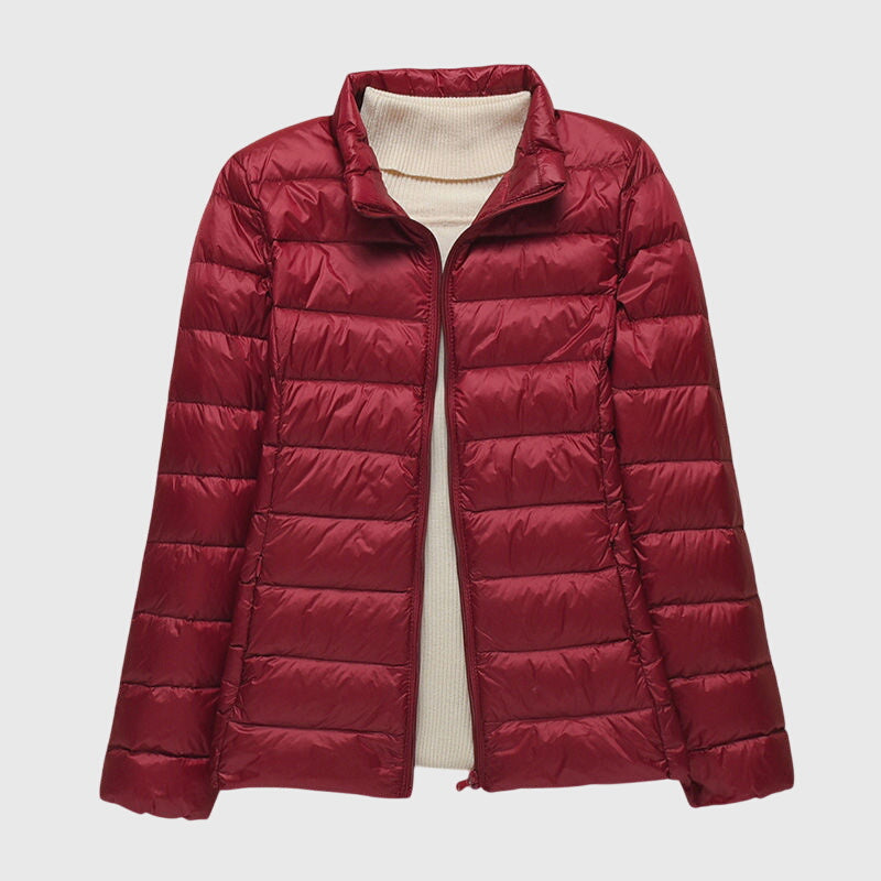 Veste matelassée ultra-légère Lily™ de Danoir Paris avec capuche bleu foncé, fine et confortable pour l'hiver.