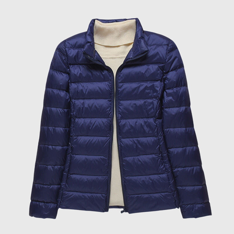Veste matelassée ultra-légère Lily™ de Danoir Paris avec capuche bleue foncée, vue de face sur fond blanc.