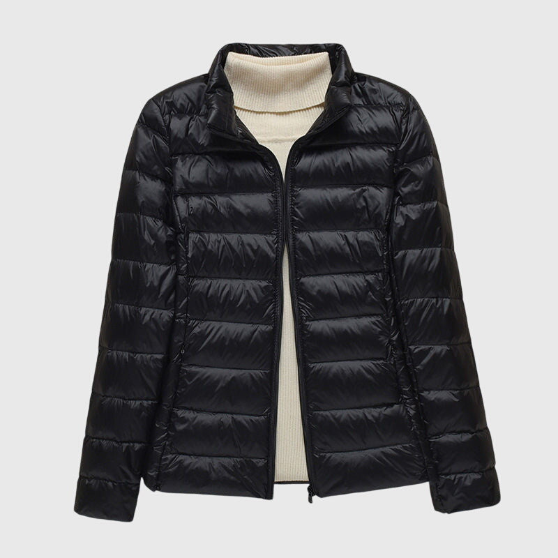 Veste matelassée ultra-légère Lily™ de Danoir Paris avec capuche bleue foncée, parfaite pour la saison.