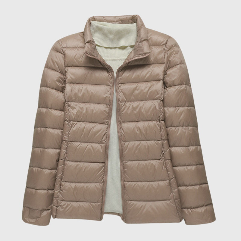 Veste matelassée ultra-légère Lily™ de Danoir Paris avec capuche en bleu foncé, vue de face.