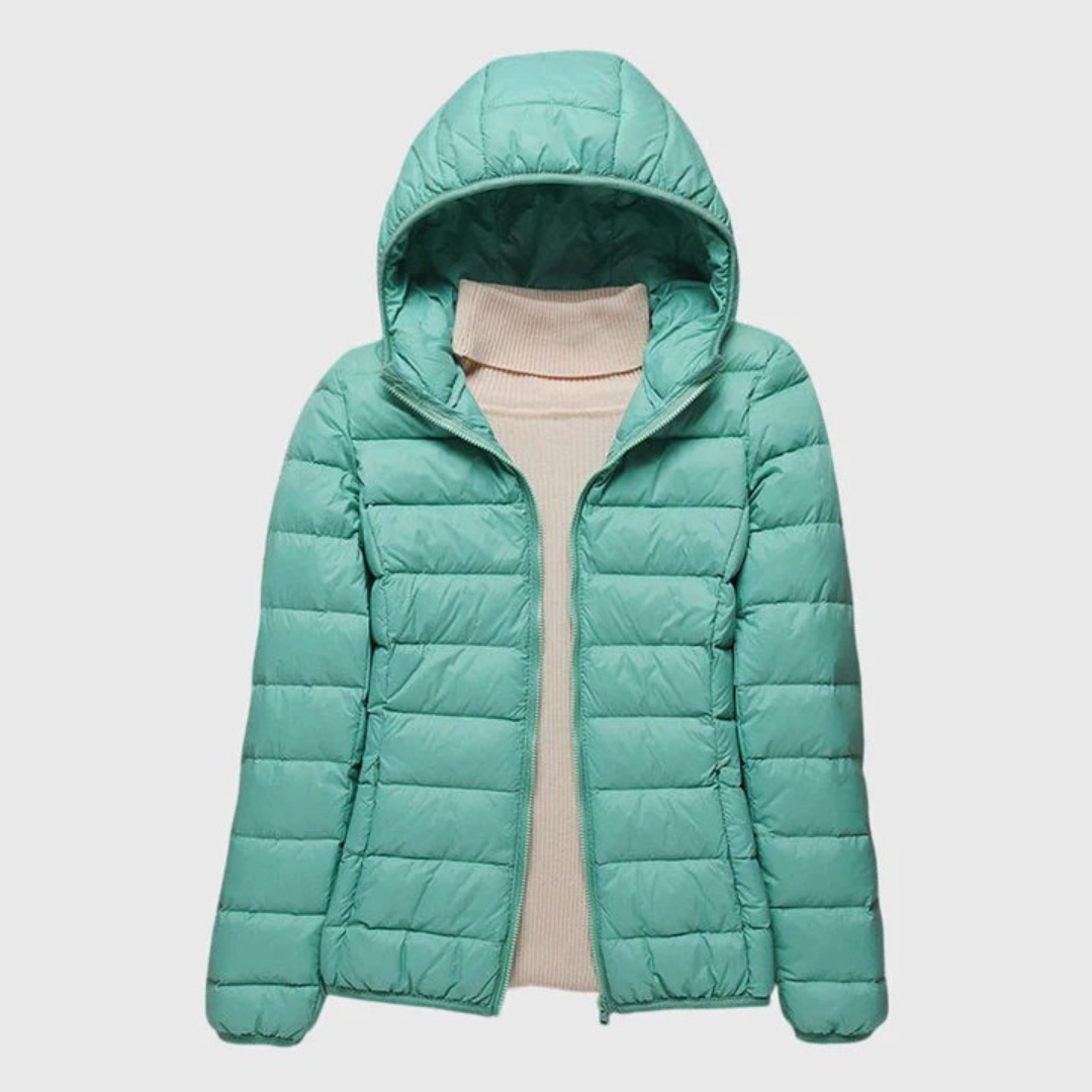 Veste matelassée ultra-légère Lily™ de Danoir Paris avec capuche bleu foncé, tissu léger et confortable.