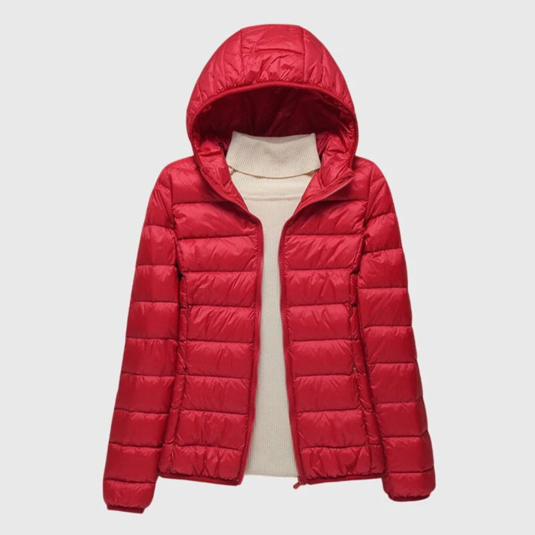 Veste matelassée ultra-légère Lily™ de Danoir Paris avec capuche bleu foncé, style élégant et confort.