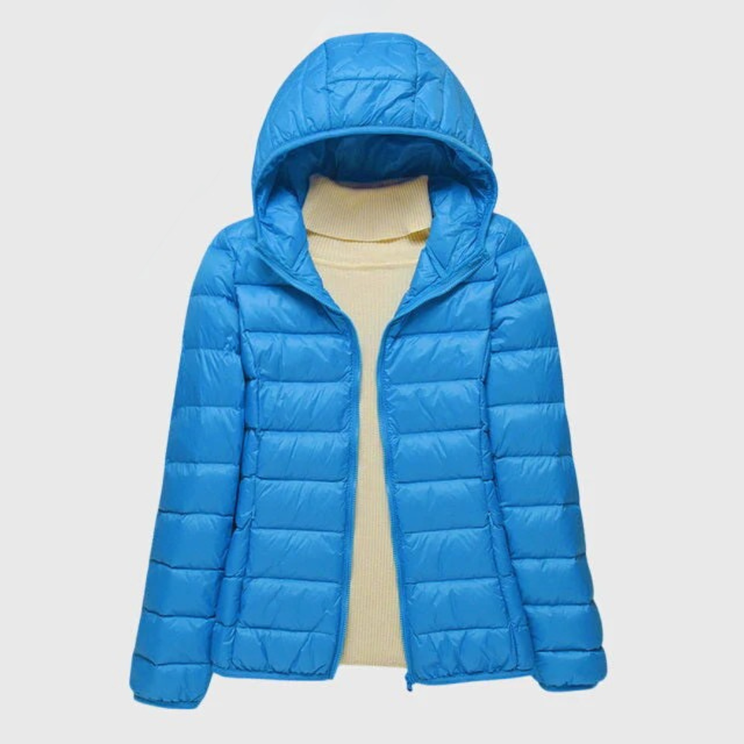 Veste matelassée ultra-légère Lily™ de Danoir Paris avec capuche bleu foncé, vêtement d'extérieur pour femme.