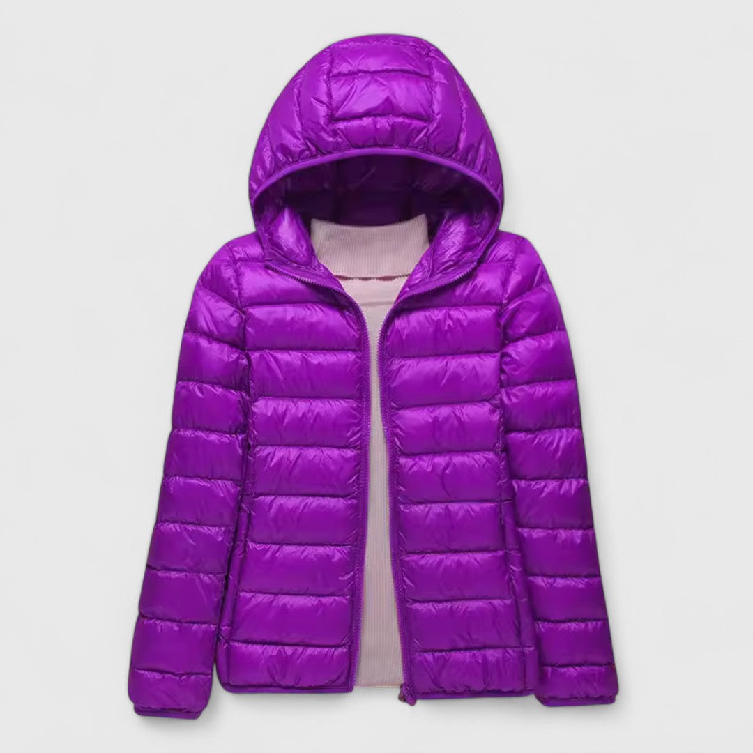 Veste matelassée ultra-légère Lily™ de Danoir Paris avec capuche en bleu foncé, pour un style chic et confortable.