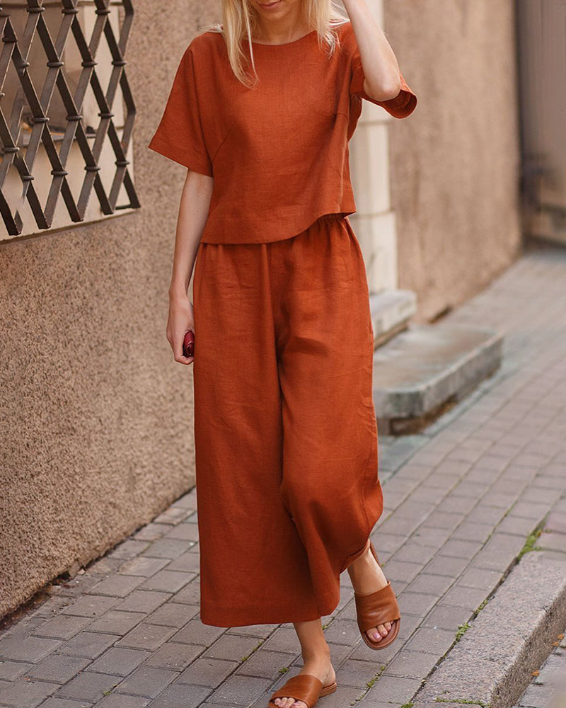 Ensemble lounge deux pièces Lara de Danoir Paris en caramel, haut et pantalon confortables en tissu doux.