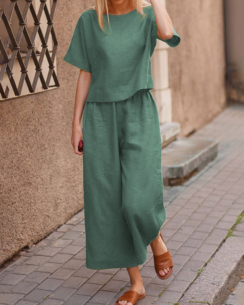 Ensemble lounge deux pièces Lara de Danoir Paris en tissu caramel, visible avec haut et pantalon confortables.