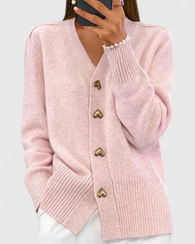 Cardigan élégant Lillyanne de Danoir Paris en rose, douceur et style pour femme, porté ouvert ou fermé.