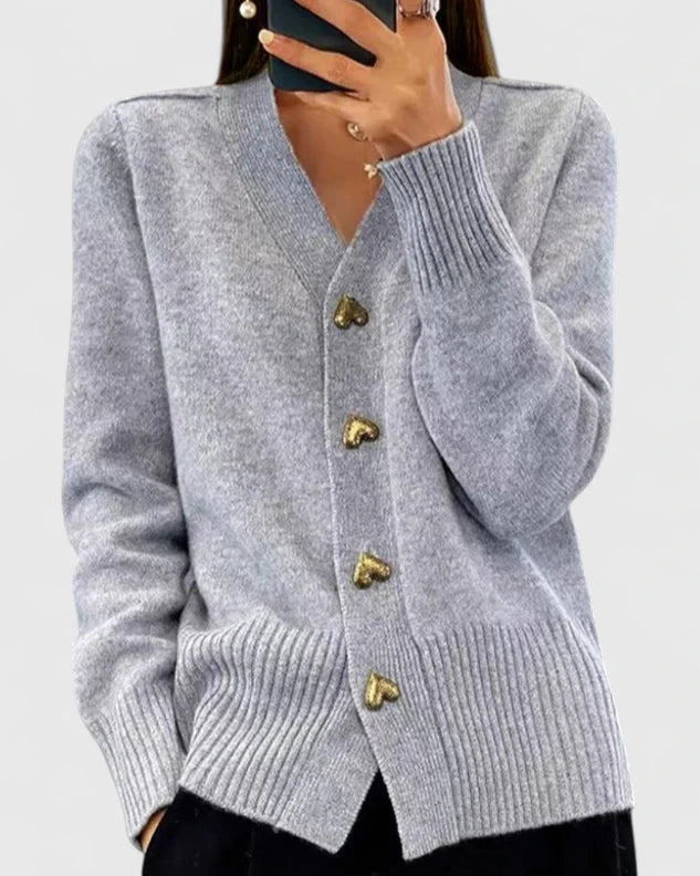 Cardigan élégant Lillyanne de Danoir Paris, en tissu rose, porté en taille S, avec détails fins pour un look sophistiqué.