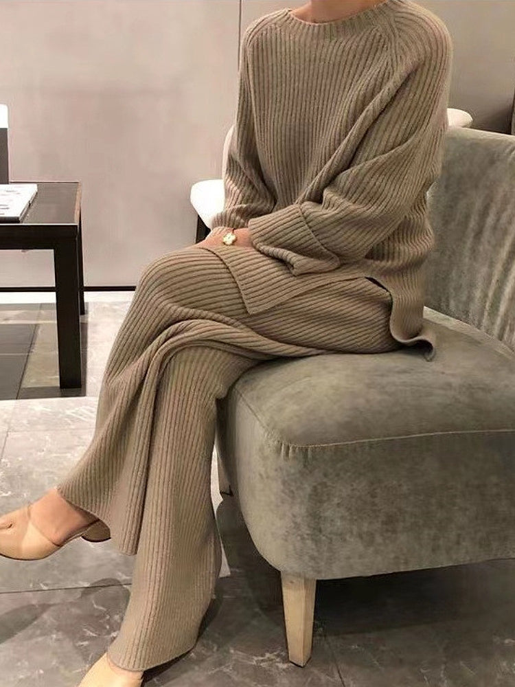 Ensemble tricoté élégant Joséphine de Danoir Paris, couleur chameau, avec détails raffinés, porté sur mannequin.