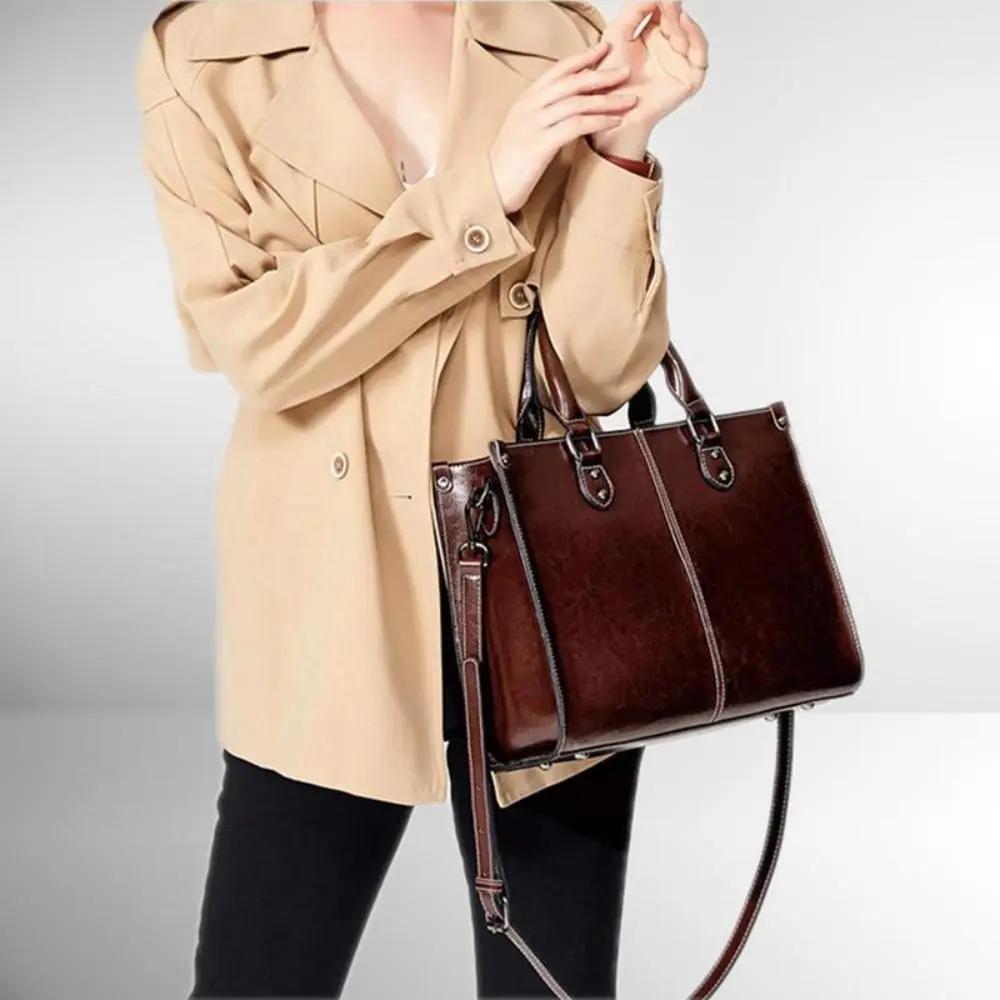 Sac à main cognac Seraphina de Danoir Paris, élégance intemporelle avec design pratique et détails sophistiqués.
