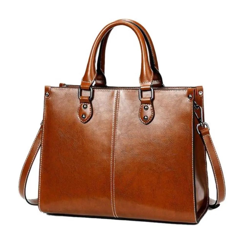 Sac à main cognac Danoir Paris Seraphina, élégance intemporelle, design pratique avec détails raffinés.