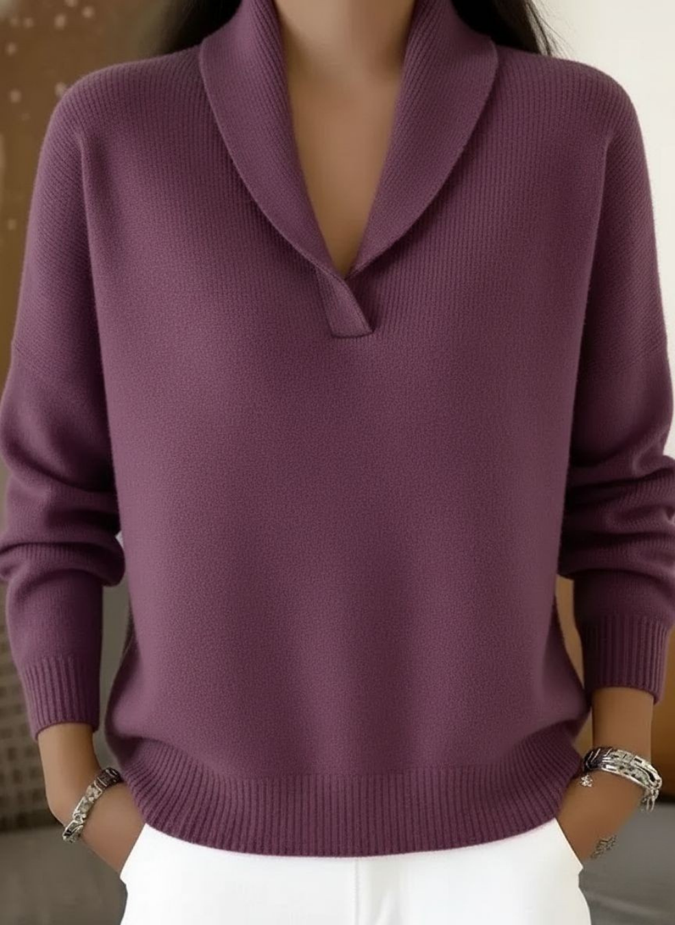 Pull en cachemire Danoir Paris Harper Lane™ à col en V couleur crème, élégant et confortable, porté sur un modèle.