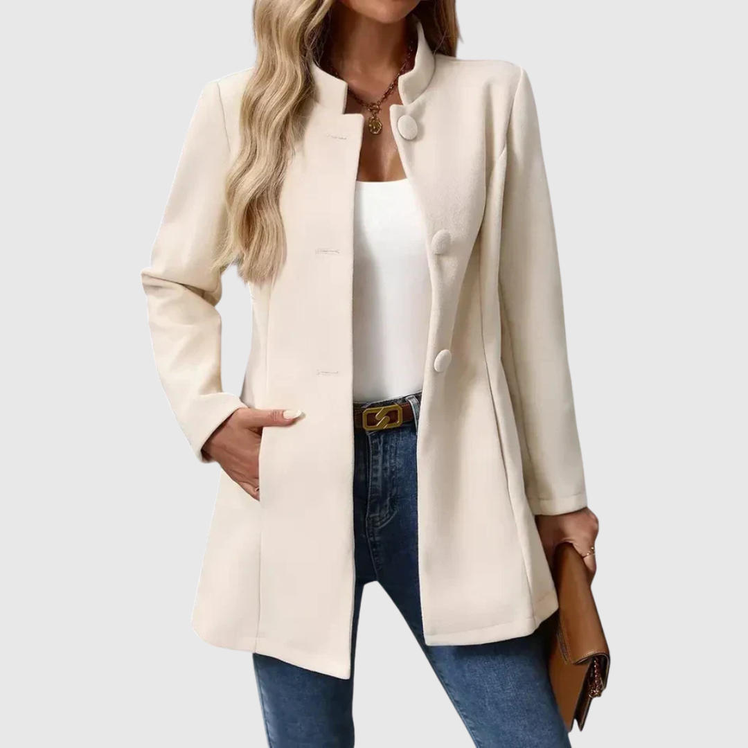 Veste élégante Carmelyssa de Danoir Paris en crème, vue de face avec détails de la finition et du col.