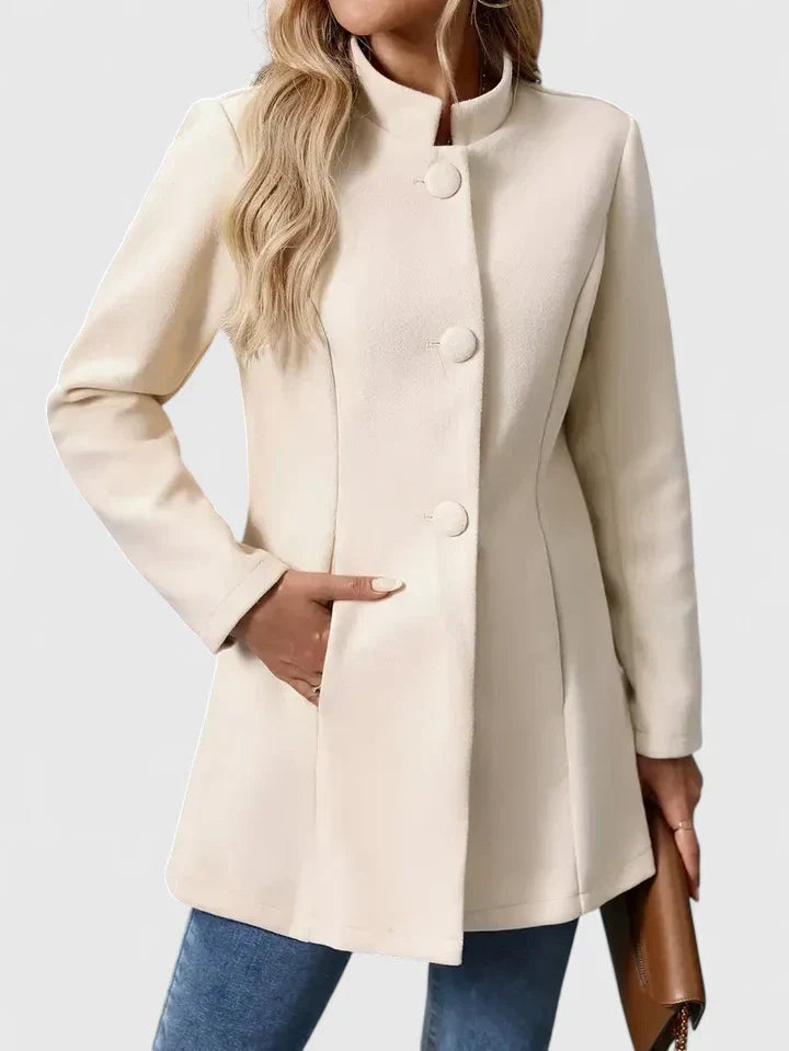Veste élégante Carmelyssa de Danoir Paris en crème, vue de face, tissu chic et coupe sophistiquée.