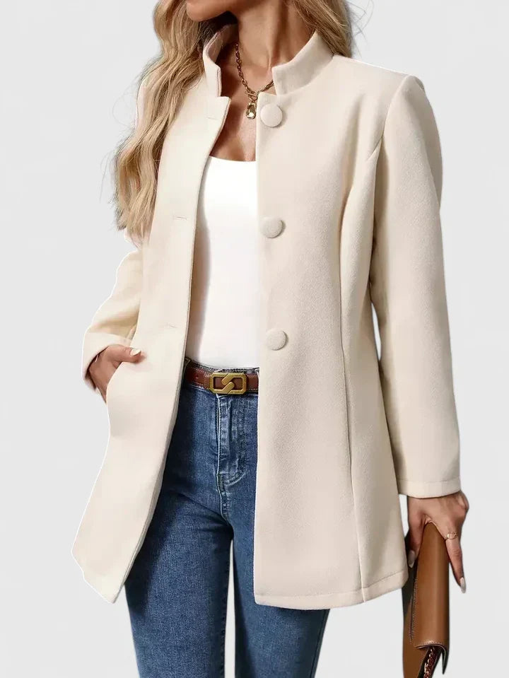 Veste élégante Carmelyssa Danoir Paris en crème, vue de face, tissu chic et coupe sophistiquée pour femmes.