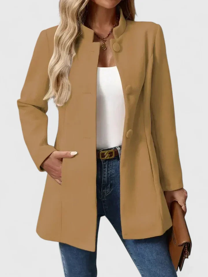 Veste élégante Carmelyssa de Danoir Paris en tissu crème, style sophistiqué, vue de face sur fond blanc.