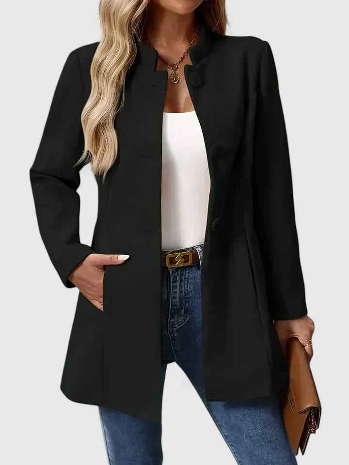 Veste élégante Carmelyssa de Danoir Paris en crème, coupe sophistiquée, tissu doux, détails raffinés pour un style chic.