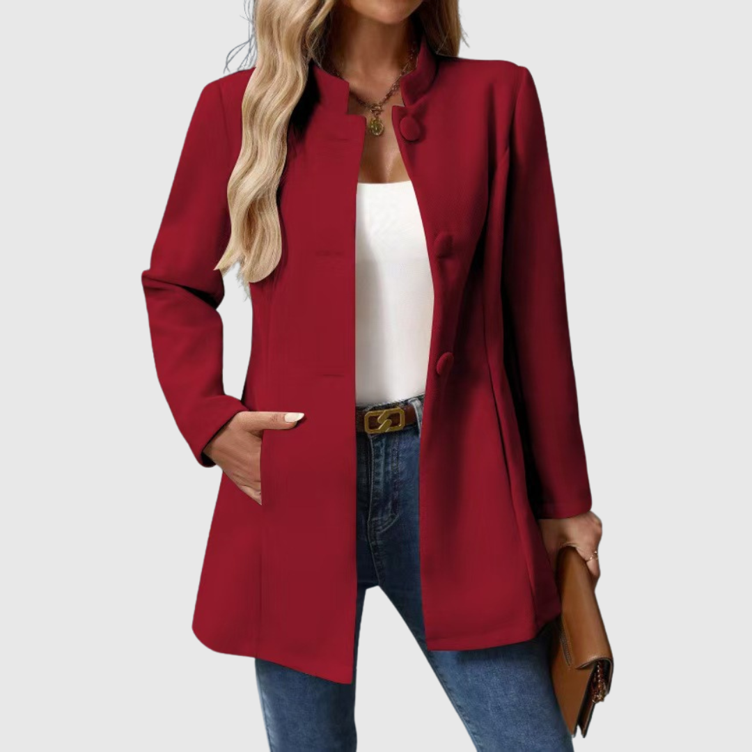 Veste élégante Carmelyssa Danoir Paris en crème avec coupe ajustée et détails raffinés, vue de face sur fond neutre.