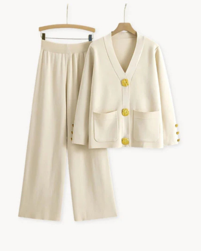 Ensemble tricot élégant Celeste de Danoir Paris en crème, avec haut et pantalon assortis, porté sur un fond neutre.