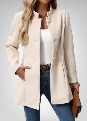 Veste élégante Danoir Paris crème, style intemporel, en tissu sophistiqué, portée sur un mannequin pour un look chic et classique.