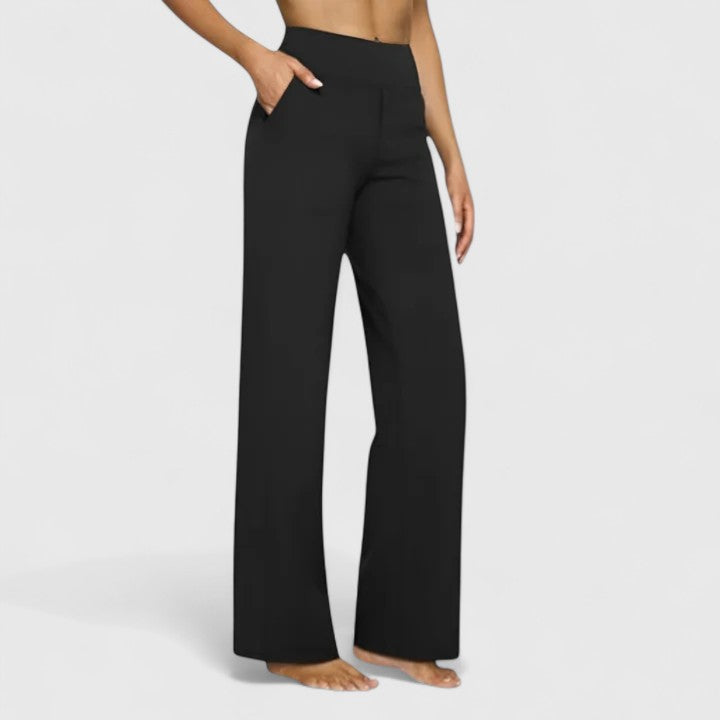 Pantalons sophistiqués Hilary de Danoir Paris en crème, vue en gros plan, tissu élégant et coupe moderne.