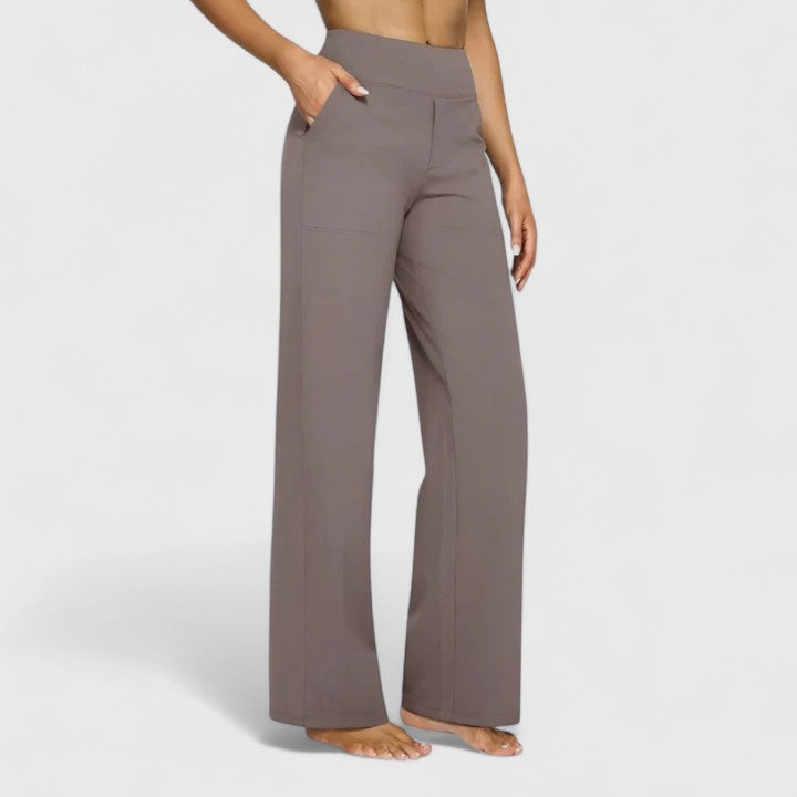 Pantalons sophistiqués Hilary en crème de Danoir Paris, coupe élégante et tissu raffiné, porté sur un mannequin.