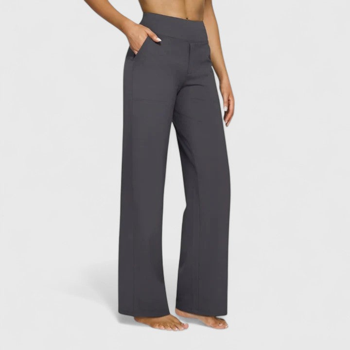 Pantalons sophistiqués Hilary de Danoir Paris en tissu crème, vue sur le modèle porté.