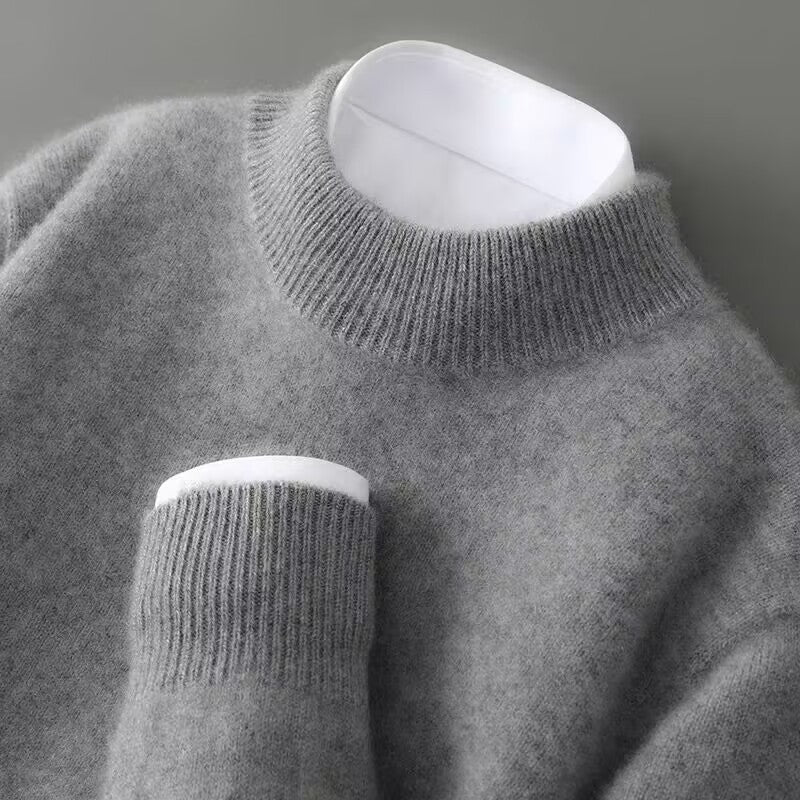 Pull en cachemire crème Alexis de Danoir Paris, élégant, porté sur mannequin, détail du tissu doux et finition raffinée.