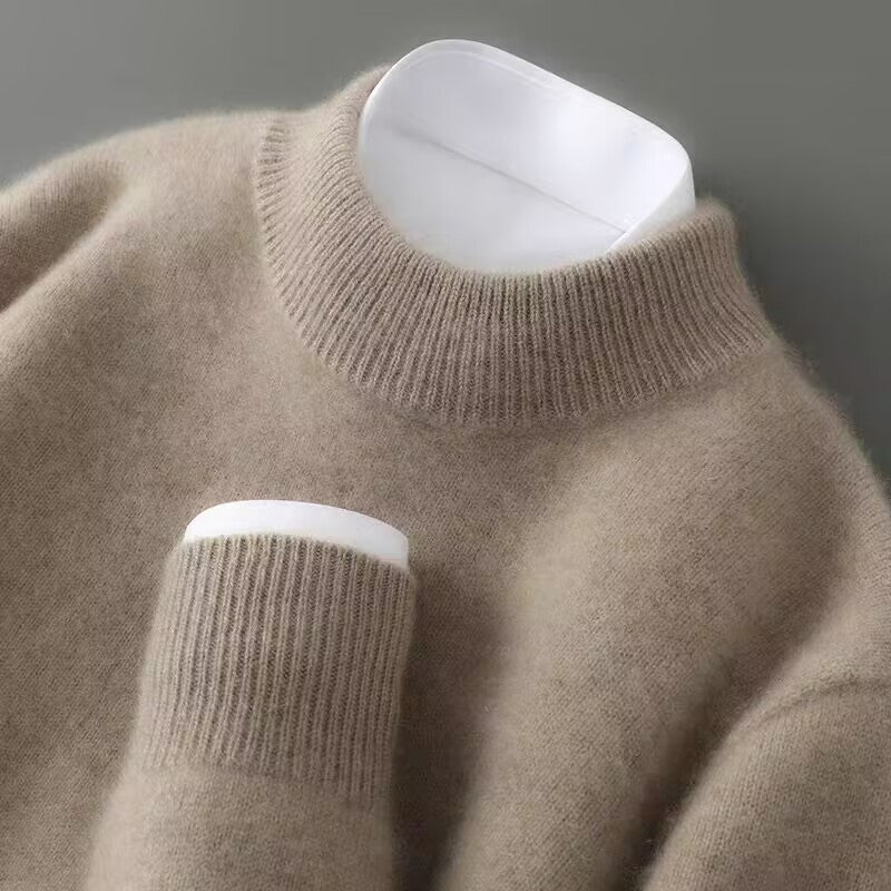 Pull en cachemire crème Danoir Paris, coupe élégante, porté sur mannequin, détail du col et des manches, style sophistiqué.