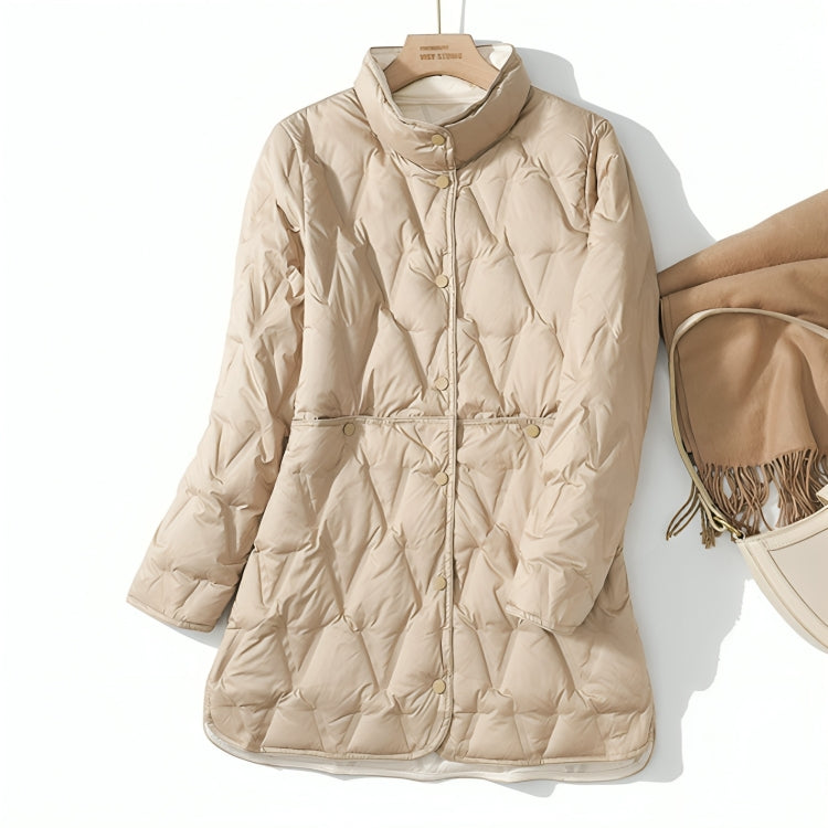 Manteau chic et chaud Justine de Danoir Paris en cuivre, avec coupe élégante et détails sophistiqués, porté sur un mannequin.