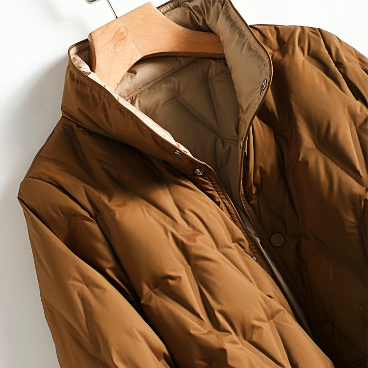 Manteau chaud et chic Justine de Danoir Paris en cuivre, avec coupe élégante et détails raffinés.
