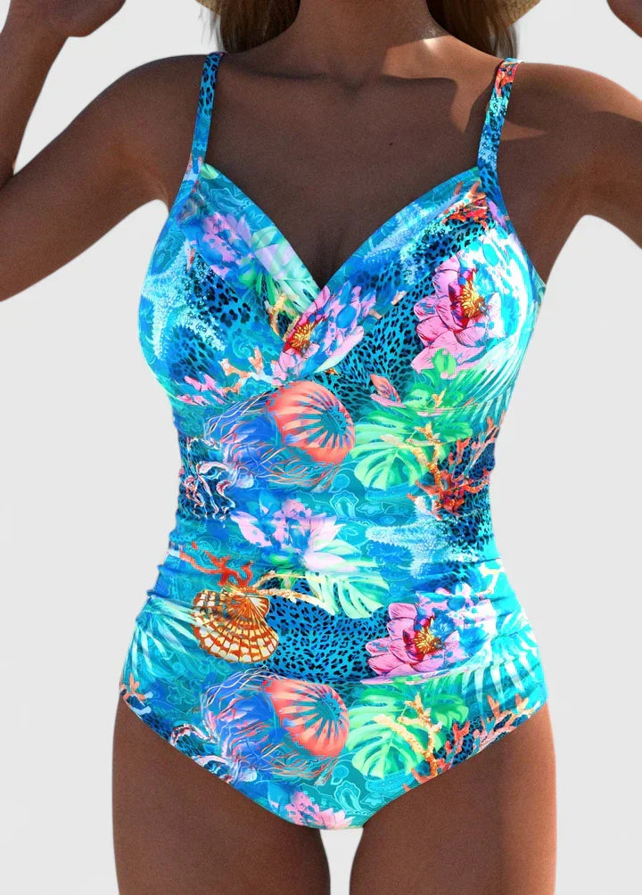 Maillot de bain cyan Meloryanne de Danoir Paris, style sophistiqué, avec détails élégants, porté en maillot une pièce.