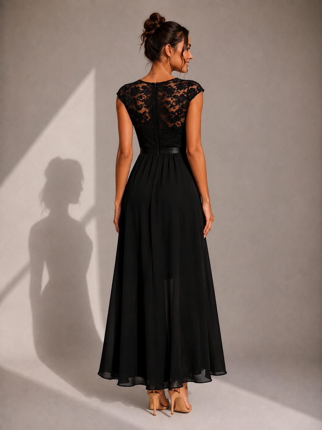 Robe longue noire JUSTYNA de Danoir Paris, style maxi, avec détails élégants, portée pour une occasion spéciale.