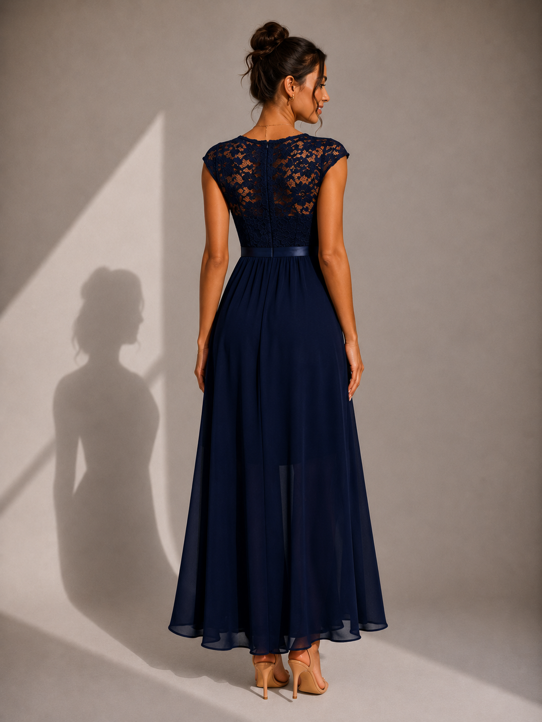 Robe longue noire JUSTYNA de Danoir Paris portée, en tissu fluide et élégant, pour un look sophistiqué.