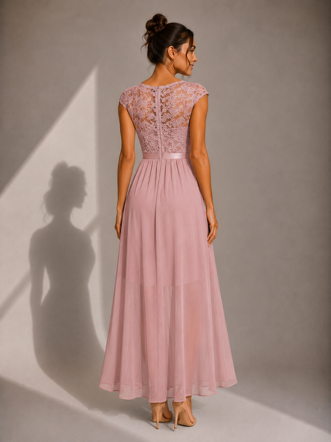 Robe longue noire JUSTYNA de Danoir Paris, élégante et fluide, portée sur un mannequin.