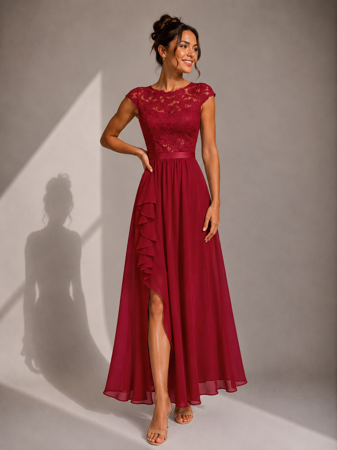Robe longue noire JUSTYNA de Danoir Paris, style maxi, en tissu fluide, portée élégante avec décolleté en V.