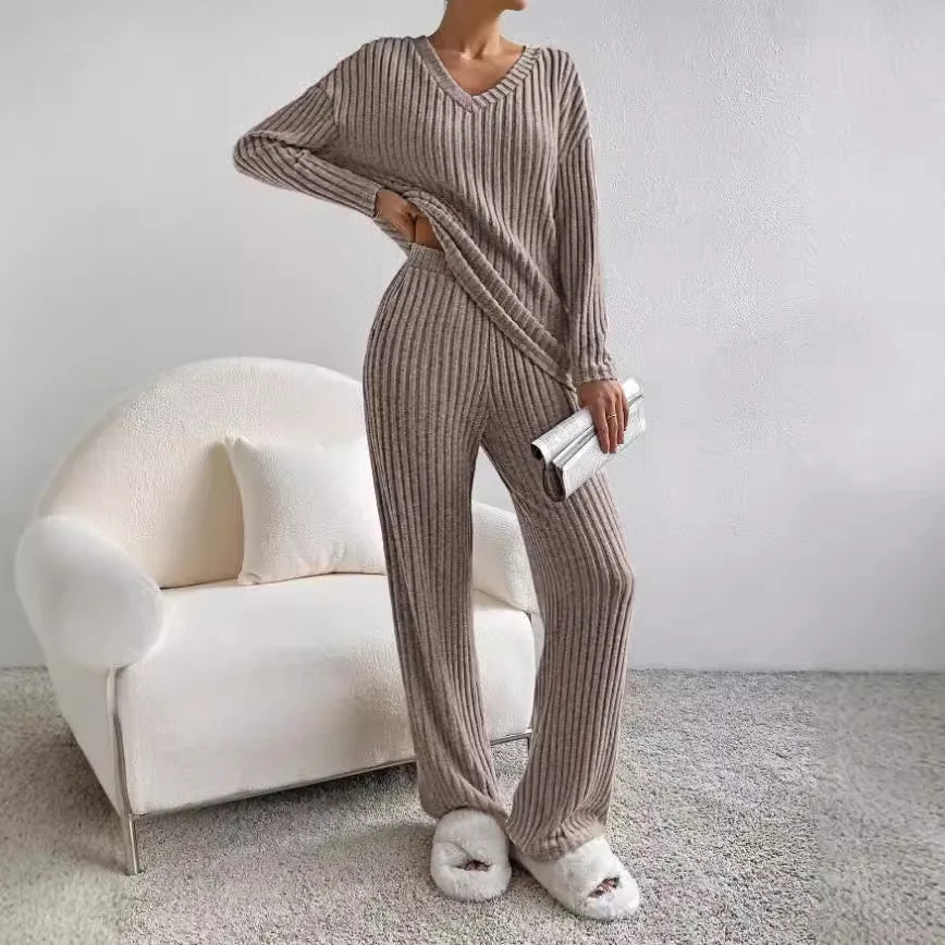 Ensemble décontracté beige pour femmes Inès de Danoir Paris, vêtement confortable et tendance pour un look casual.