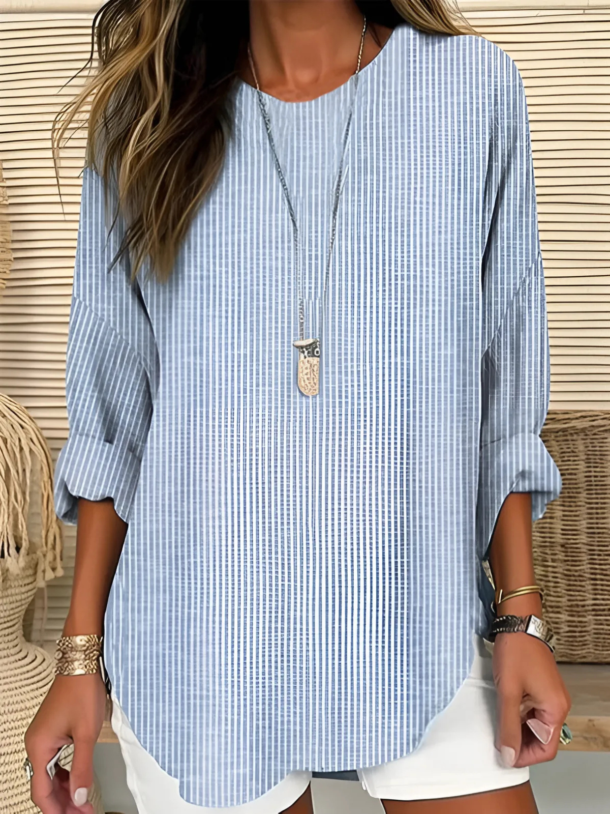Chemisier rayé tendance Rhea de Danoir Paris, blouse à rayures bleues pour femmes, style décontracté et moderne.